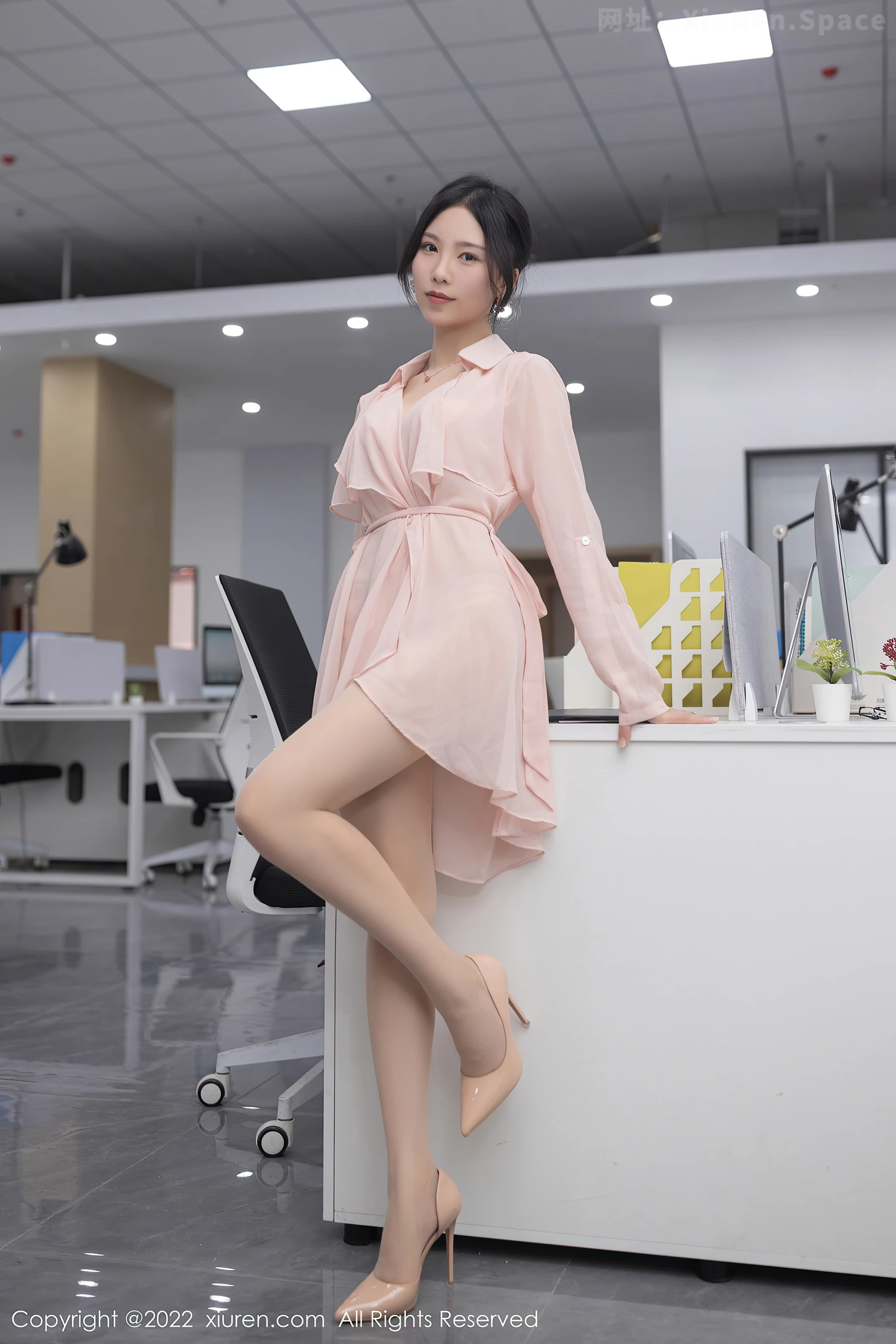 图片[3]-[XiuRen秀人网] VOL.5657 模特利世职员装扮粉色薄透连衣裙露性感粉色蕾丝内衣诱惑写真77P-秀人网官方网站